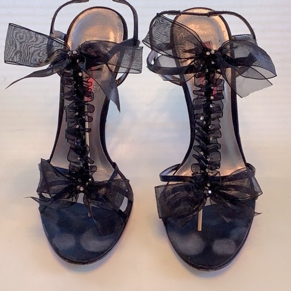 Betsy Johnson Black Lace Bow Sling Back Heels with hot pink bottoms - size 6